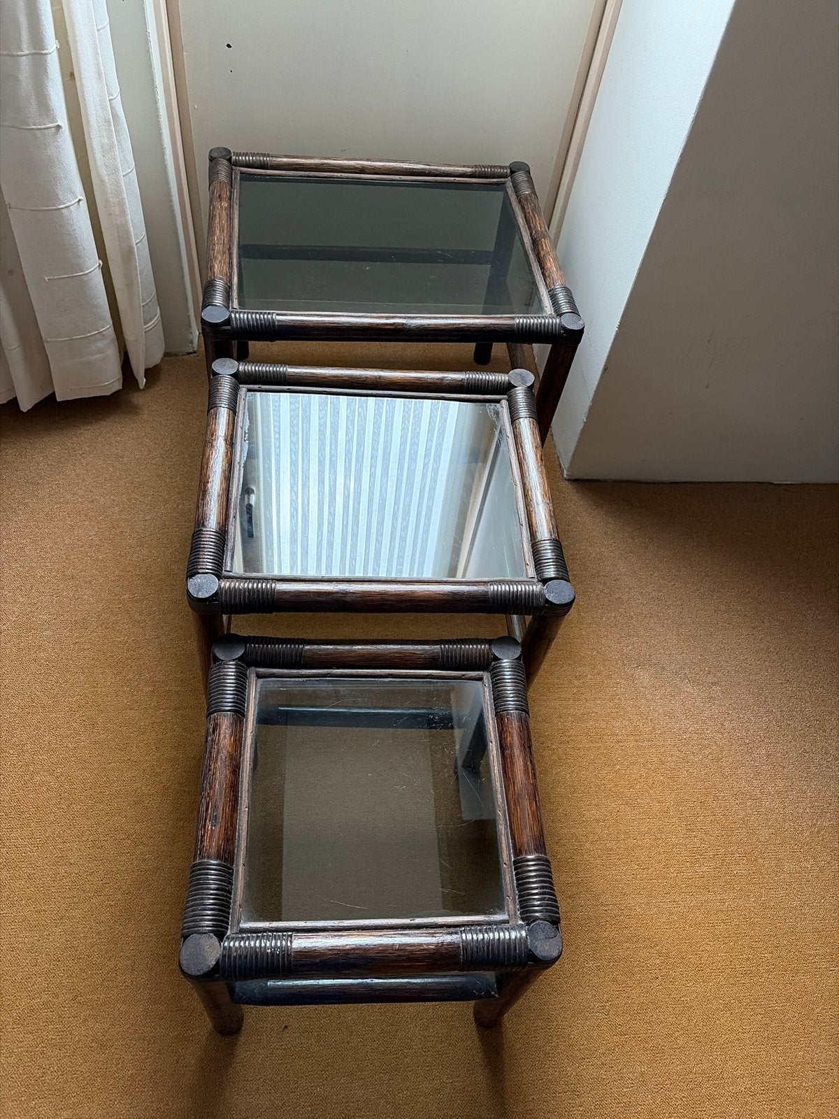 Set van 3 vintage bamboe bijzettafels met glasplaat, Huis en Inrichting, Ophalen, Minder dan 45 cm, Minder dan 55 cm, Gebruikt