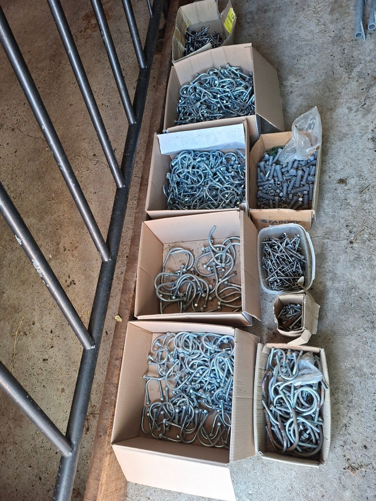 Diverse bevestigingsmaterialen: U-bouten, schroeven, moeren, Ophalen, Gebruikt, 100 tot 250 mm, Overige typen
