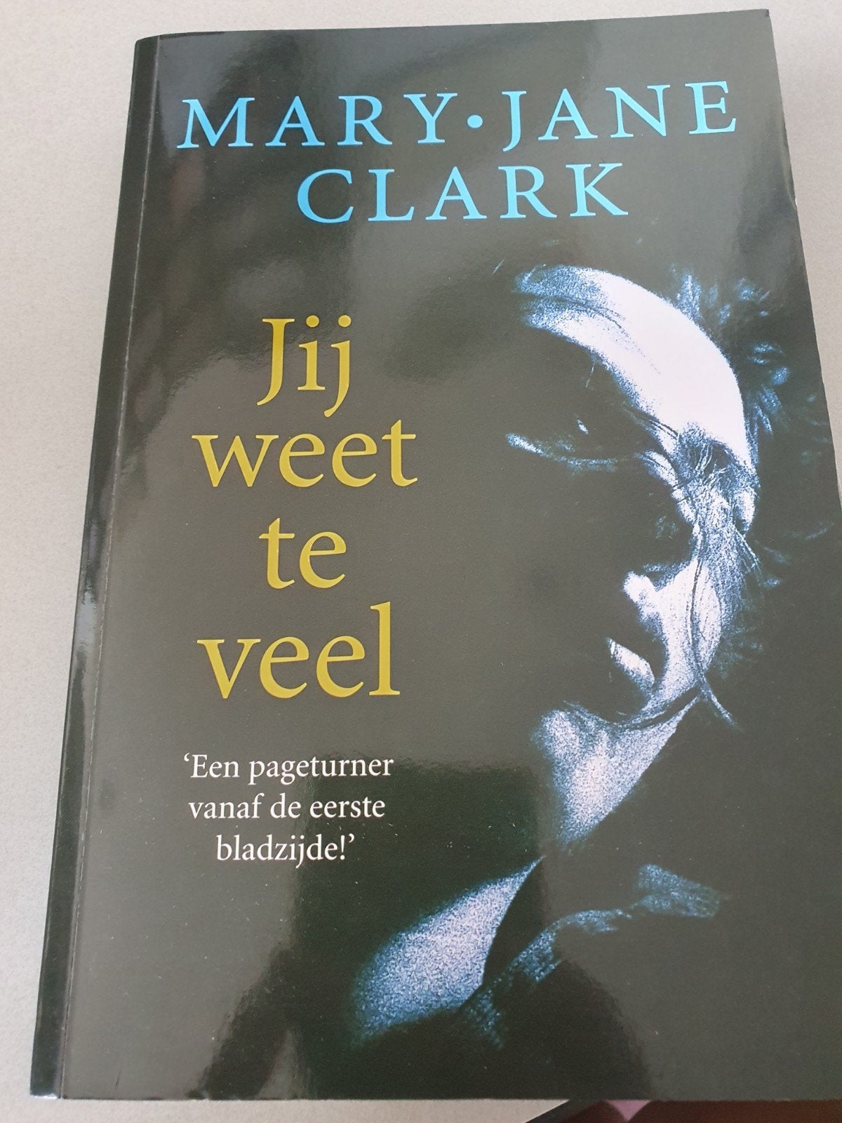 Mary Jane Clark - Jij weet te veel (Thriller), Ophalen of Verzenden, Zo goed als nieuw