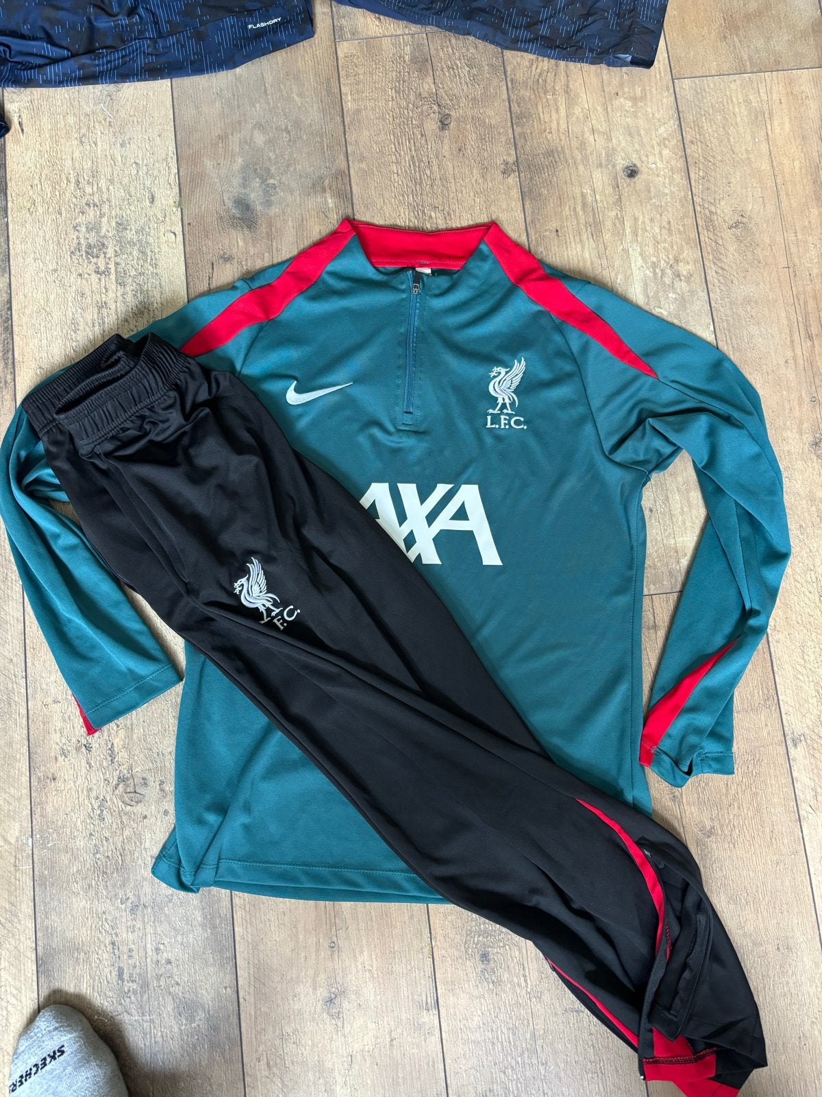 Liverpool trainingspak maat M, Maat 48/50 (M), Ophalen of Verzenden, Voetbal, Gedragen