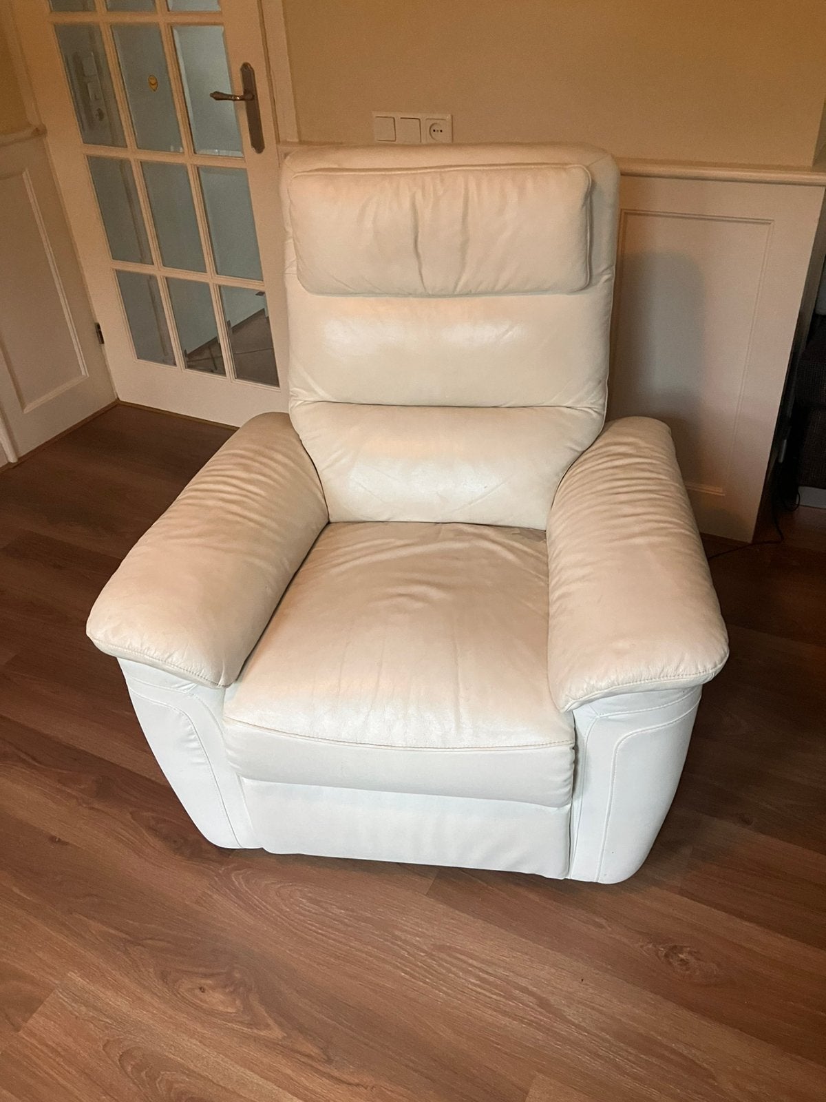 Elektrische relaxfauteuil, wit/crème,verstelbaar, Ophalen, Zo goed als nieuw, 75 tot 100 cm, 75 tot 100 cm