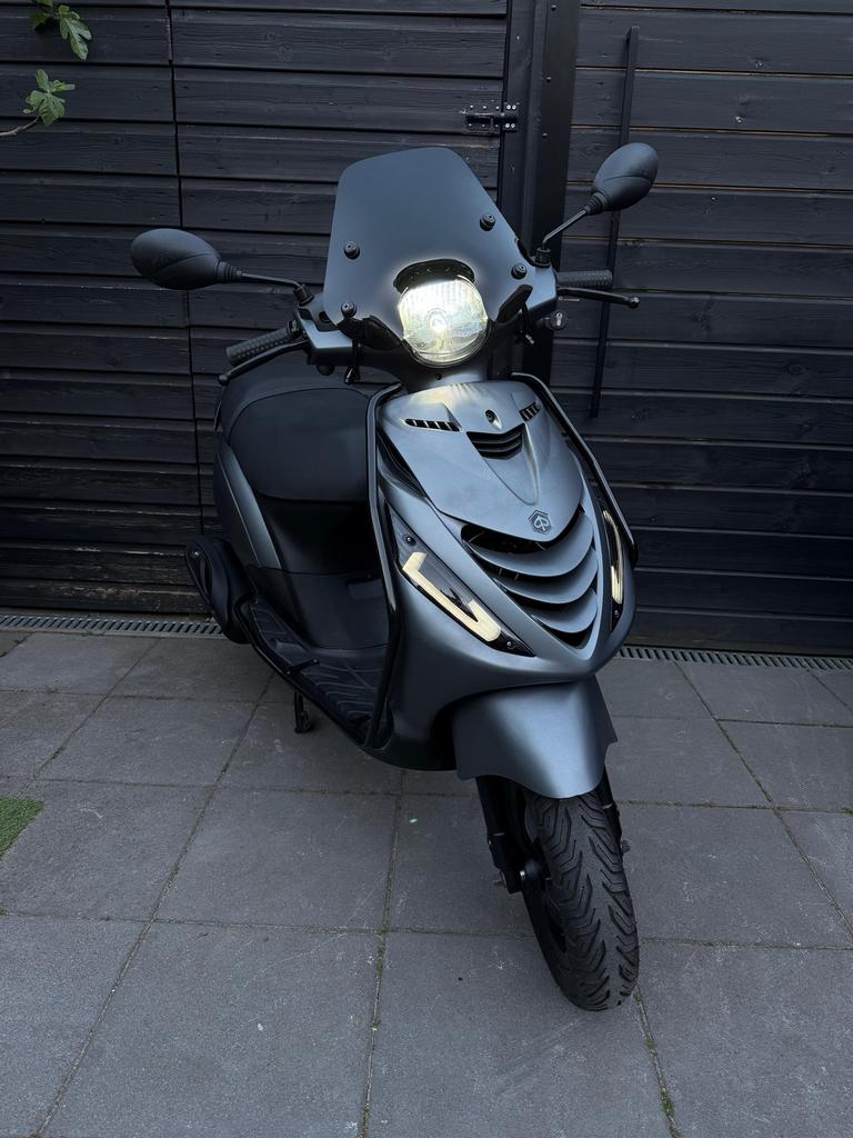 Piaggio Zip SP 2000 4t brom 2016 led valbeugels smoke, Ophalen, Zo goed als nieuw, Benzine, Zip