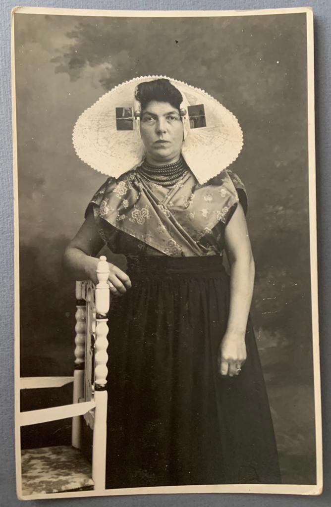 Antieke Fotokaart Vrouw in Klederdracht, Gebruikt, Verzenden, Foto, Klederdracht