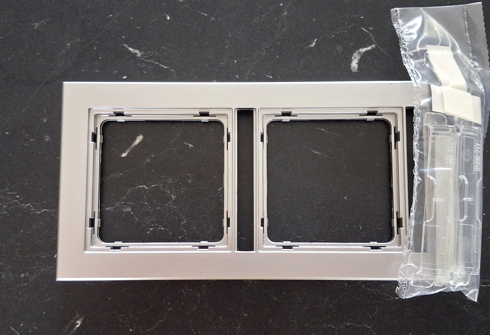 10 stuks nieuwe 2 voudige afdekramen PEHA aluminium € 10 p/s, Doe-het-zelf en Verbouw, Elektra en Kabels, Ophalen of Verzenden