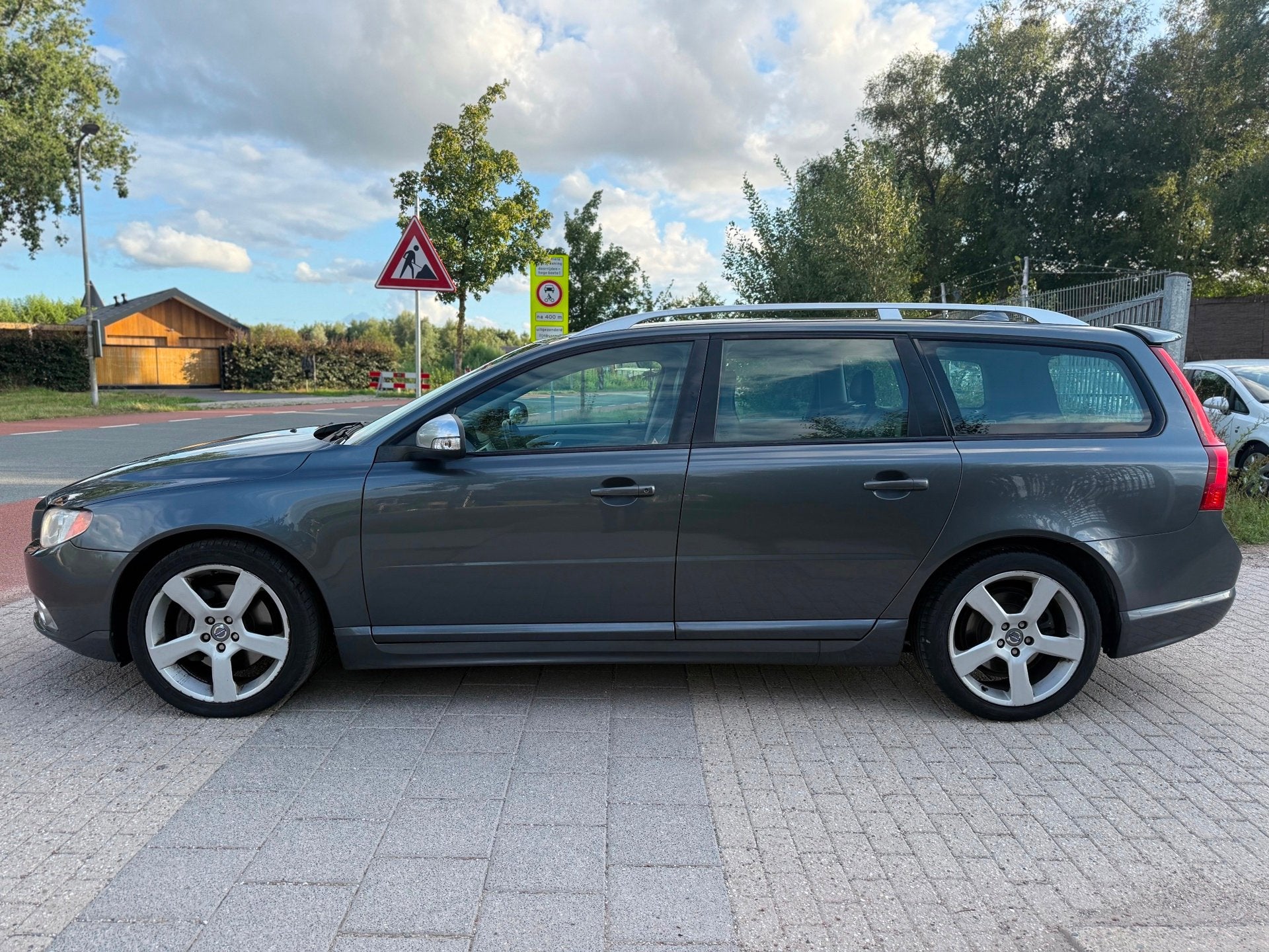 Volvo V70 2.0T R-Edition AUTOMAAT AIRCO CRUISE PDC TREKHAAK, Auto's, Volvo, Euro 5, 4 cilinders, 203 pk, Zilver of Grijs