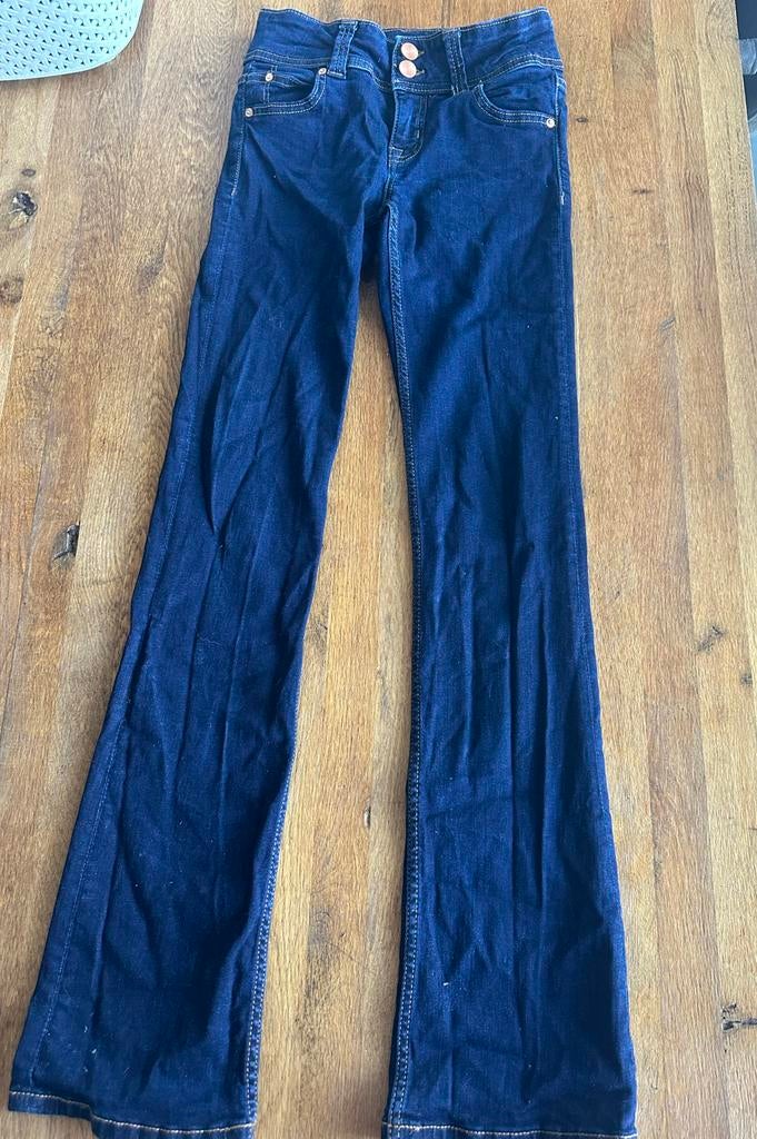 Nieuw Bershka flared jeans XS 34 27 donkere wassing roségoud, Ophalen of Verzenden, Nieuw, Blauw, W27 (confectie 34) of kleiner