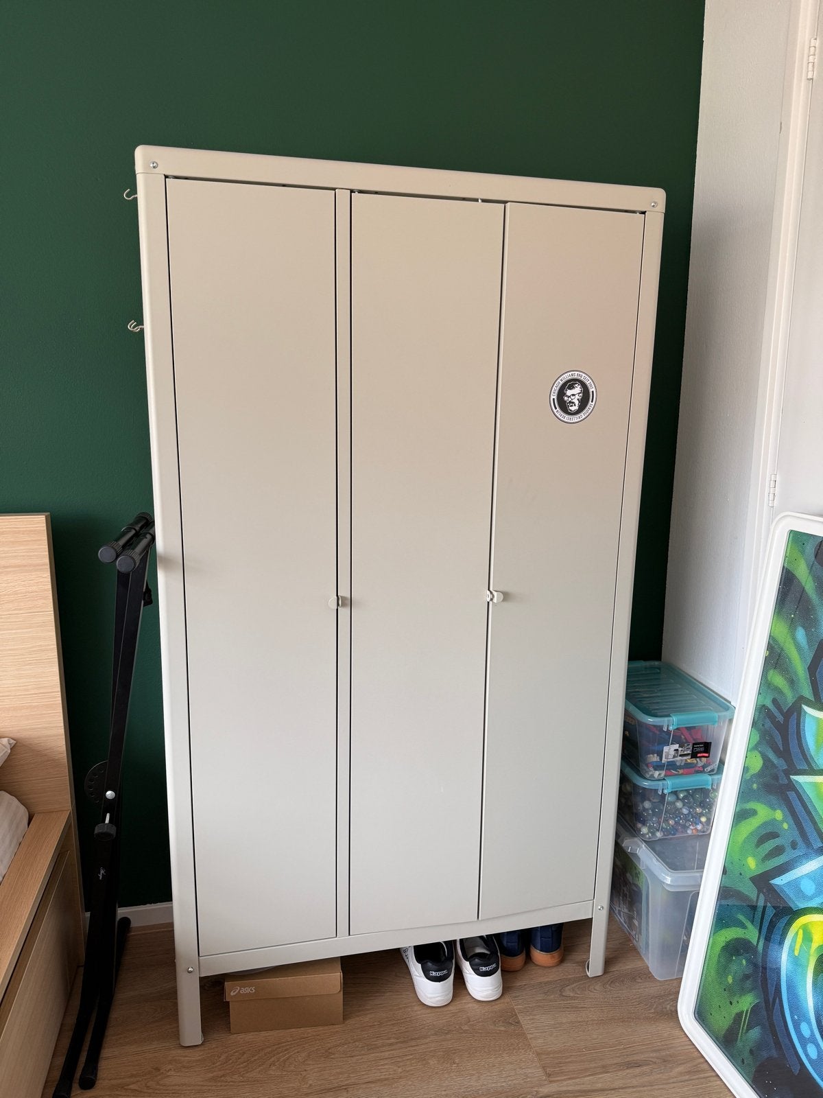 IKEA PS Kast - Beige Metalen Locker met 3 Deuren, Huis en Inrichting, Kasten | Lockerkasten, Ophalen, Gebruikt