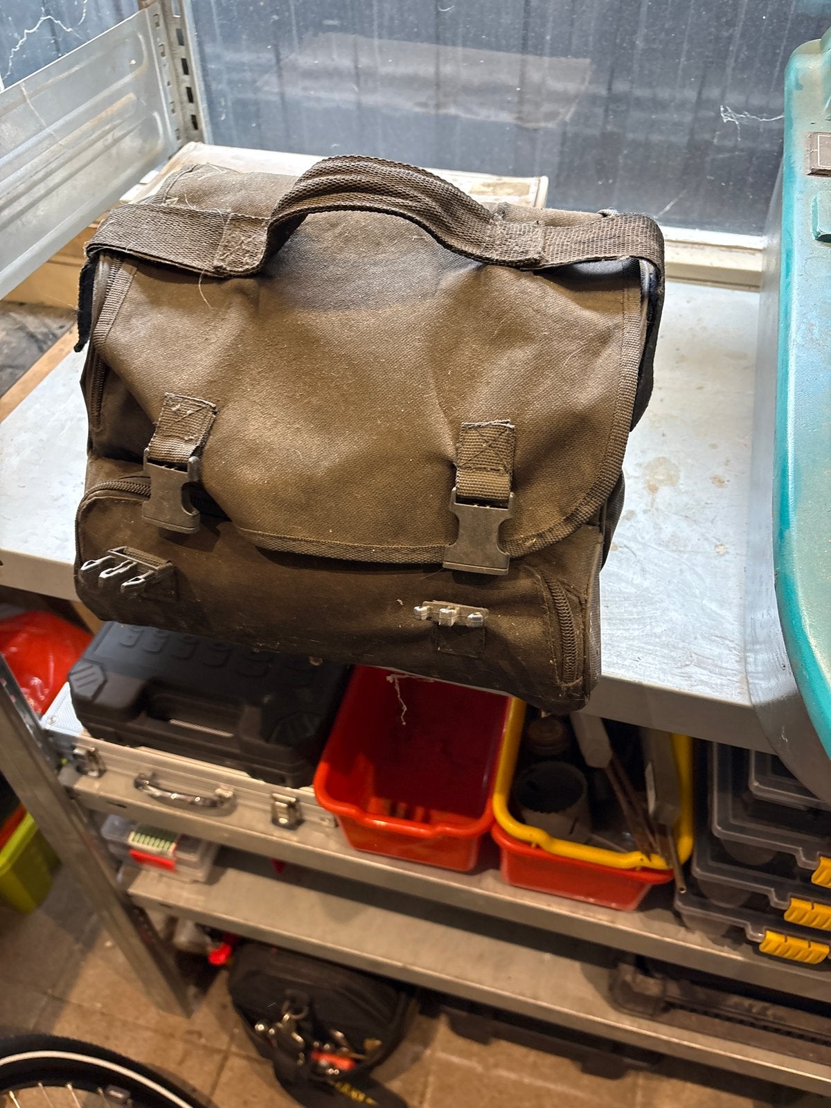 Draagbare luchtcompressor met tas, Ophalen, Gebruikt, 6 tot 10 bar, Minder dan 200 liter/min