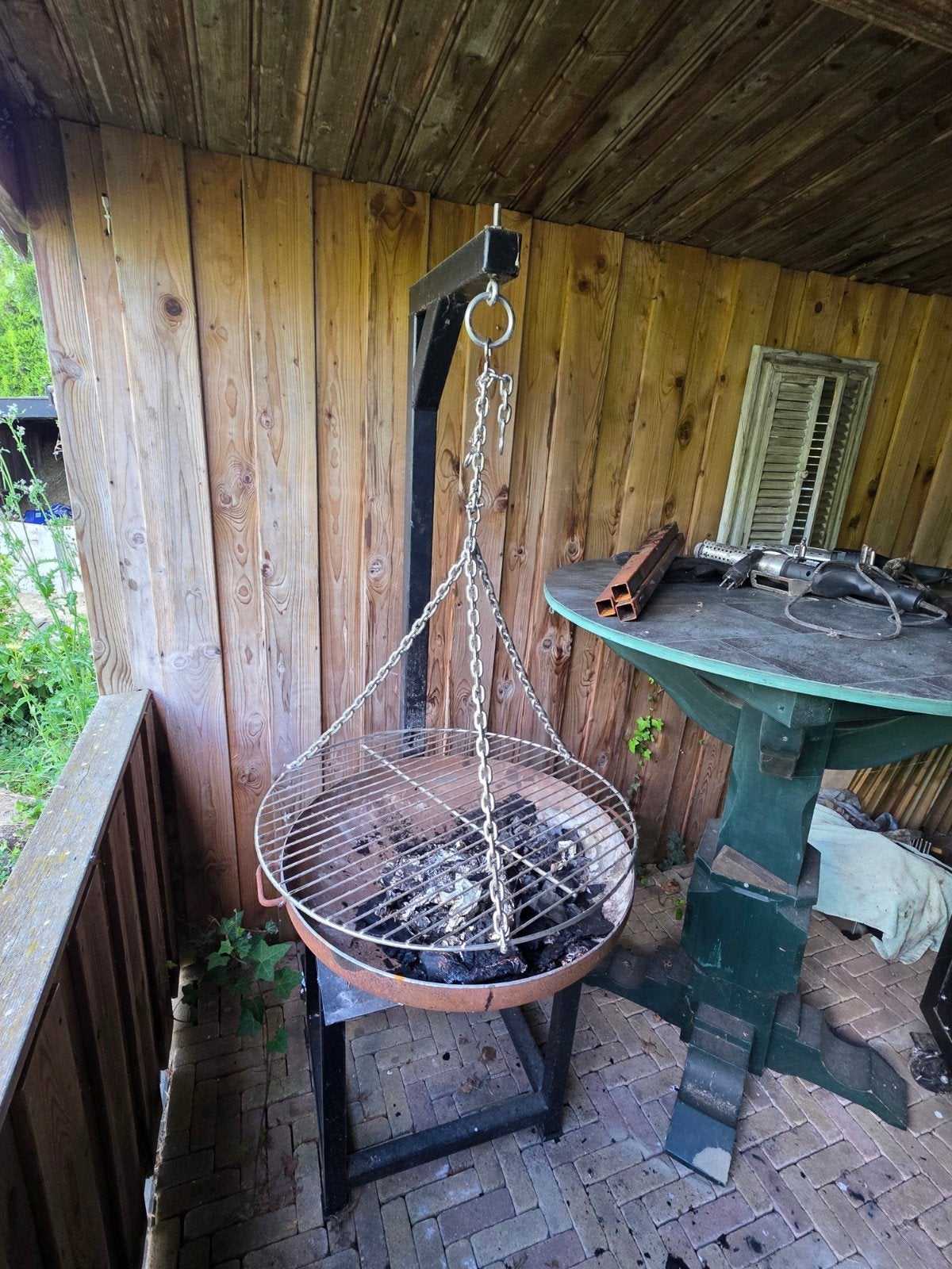 Robuuste vuurschaal met grillrooster en standaard, Ophalen of Verzenden, Gebruikt, Onbekend