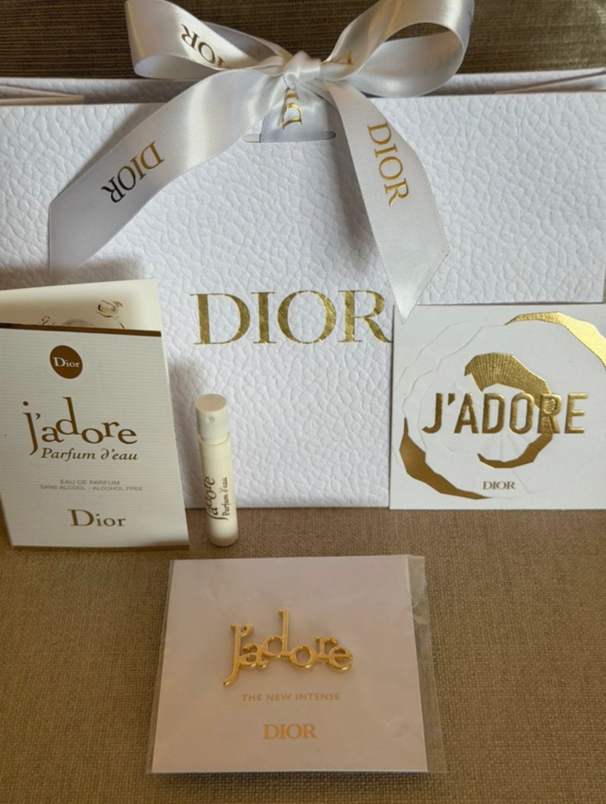 Dior J’adore goudkleuruge pin, parfum d’eau in cadeautas, Verzenden, Nieuw, Proef of Tester, Gevuld
