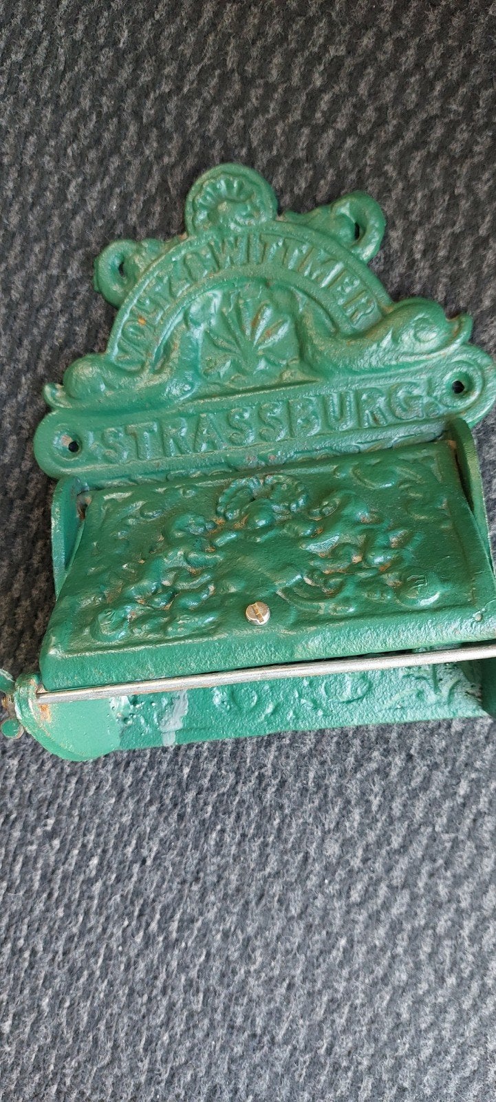 Antieke gietijzeren WC rolhouder 'Strassburg', Ophalen