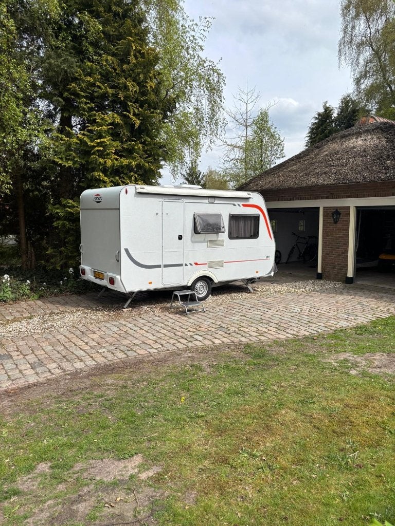Lichtgewicht caravan carado 390 2012, stapelbed en vast bed, Particulier, 500 - 750 kg, Carado, Vast bed