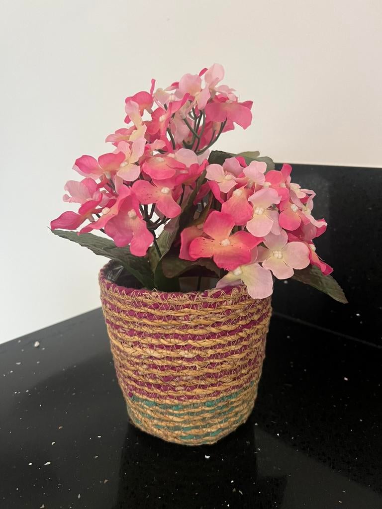 Nieuw - Kunstplant Hortensia - roze - Inclusief rieten mand, Ophalen of Verzenden