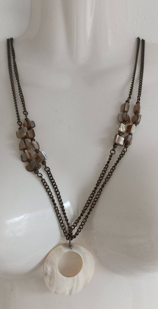 Stijlvolle ketting met parelmoer hanger en kralen, Ophalen of Verzenden, Gebruikt, Overige materialen