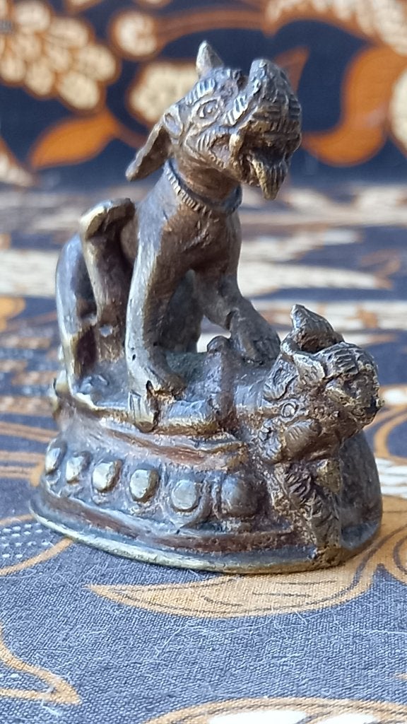 Mooi antiek erotisch brons Oosters beeldje met Foo dogs., Ophalen of Verzenden, Beeld, Handgemaakt, Brons