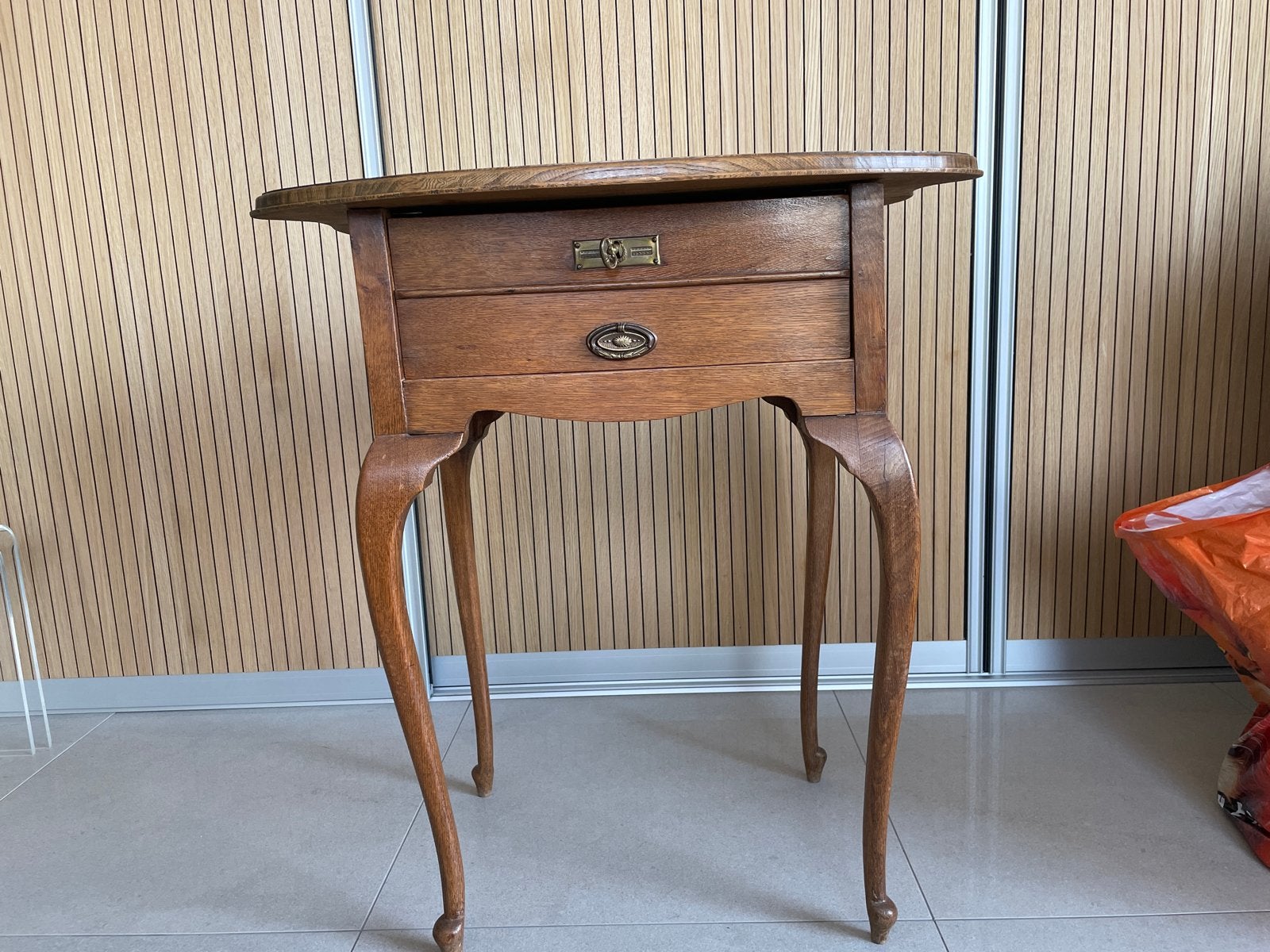 Vintage Eiken Queen Anne Bijzettafel met Lade en Sleutel, Antiek en Kunst, Ophalen of Verzenden
