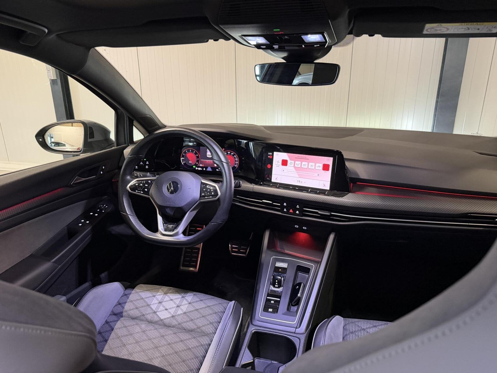 Volkswagen Golf 1.5 eTSI R-Line Pano Virtual Camera IQ Light, Auto's, Euro 6, 4 cilinders, Bedrijf, 1252 kg
