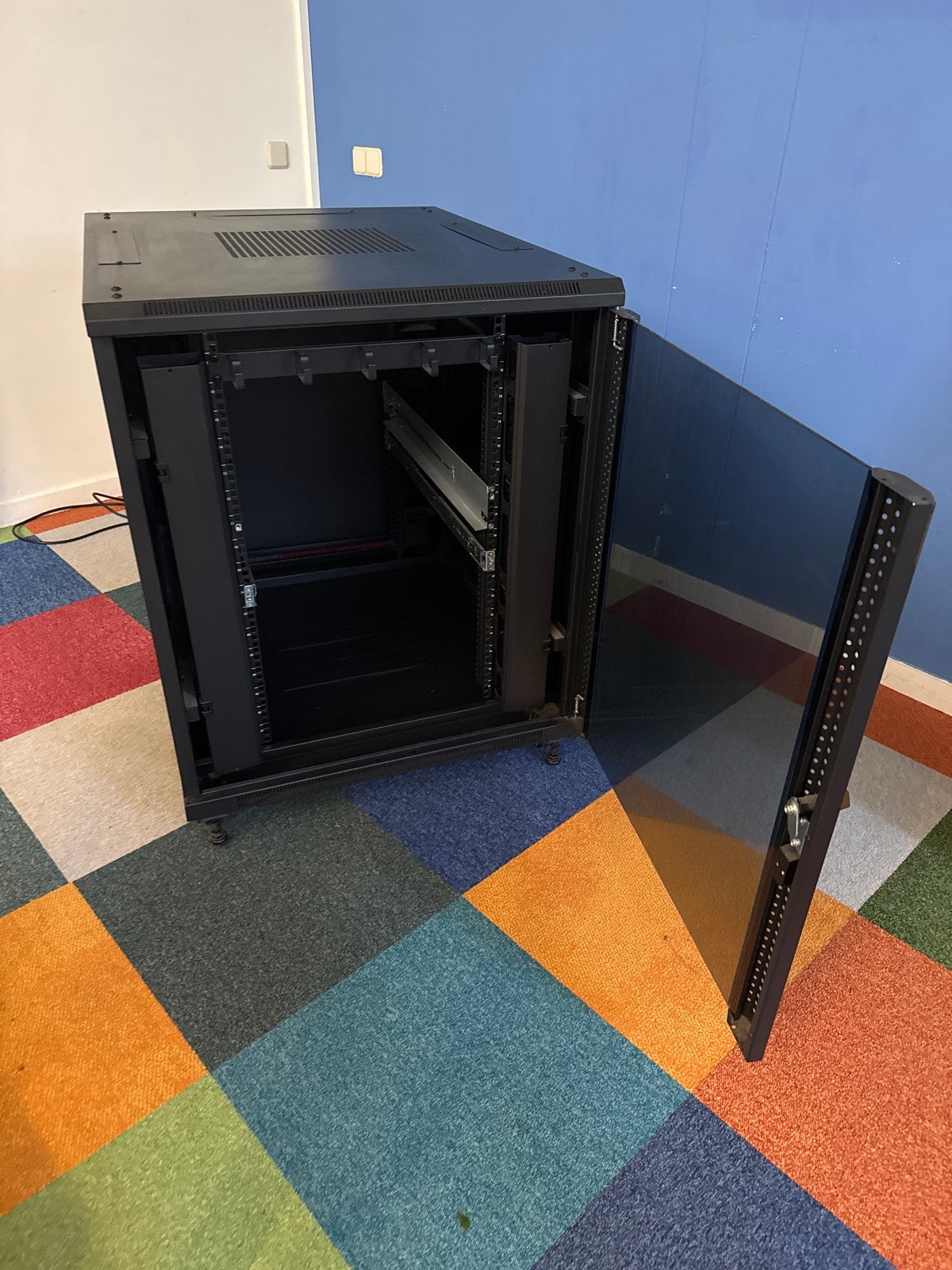 Serverkast 19 inch 18U met glazen deur en wielen, Computers en Software, Serverkasten, Ophalen, Zo goed als nieuw, Glas, Plaatstaal