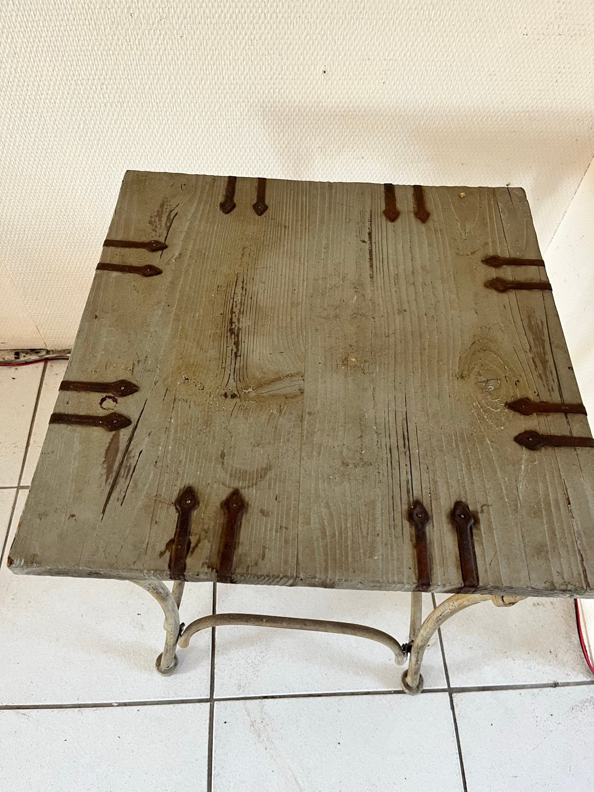Rustieke bijzettafel met smeedijzeren onderstel, Ophalen