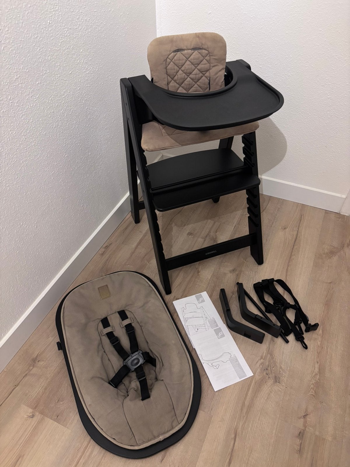 Kidsmill UP Kinderstoel zwart met baby en newbornset bruin, Ophalen, Gebruikt, Meegroeistoel