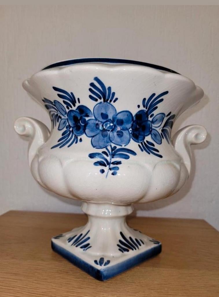 Delftsblauwe bloempot op voet met handgeschilderde bloemen, Ophalen