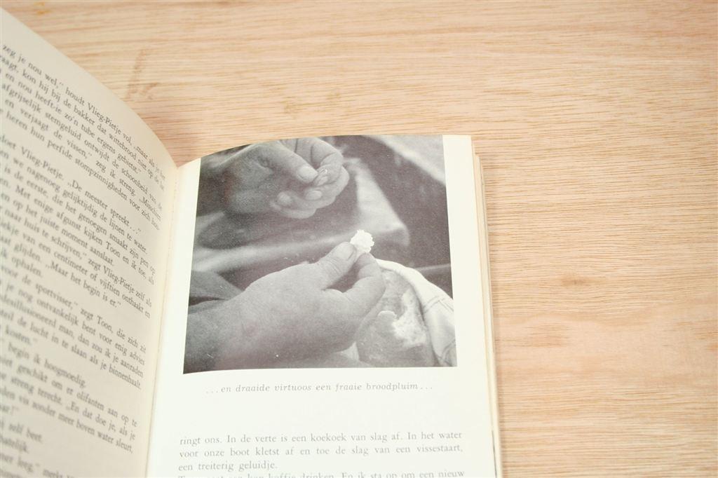 Kijk op Vissen 1965 — H. van Assumburg — Vintage Visboek, Ophalen of Verzenden, Gelezen, Watersport en Hengelsport