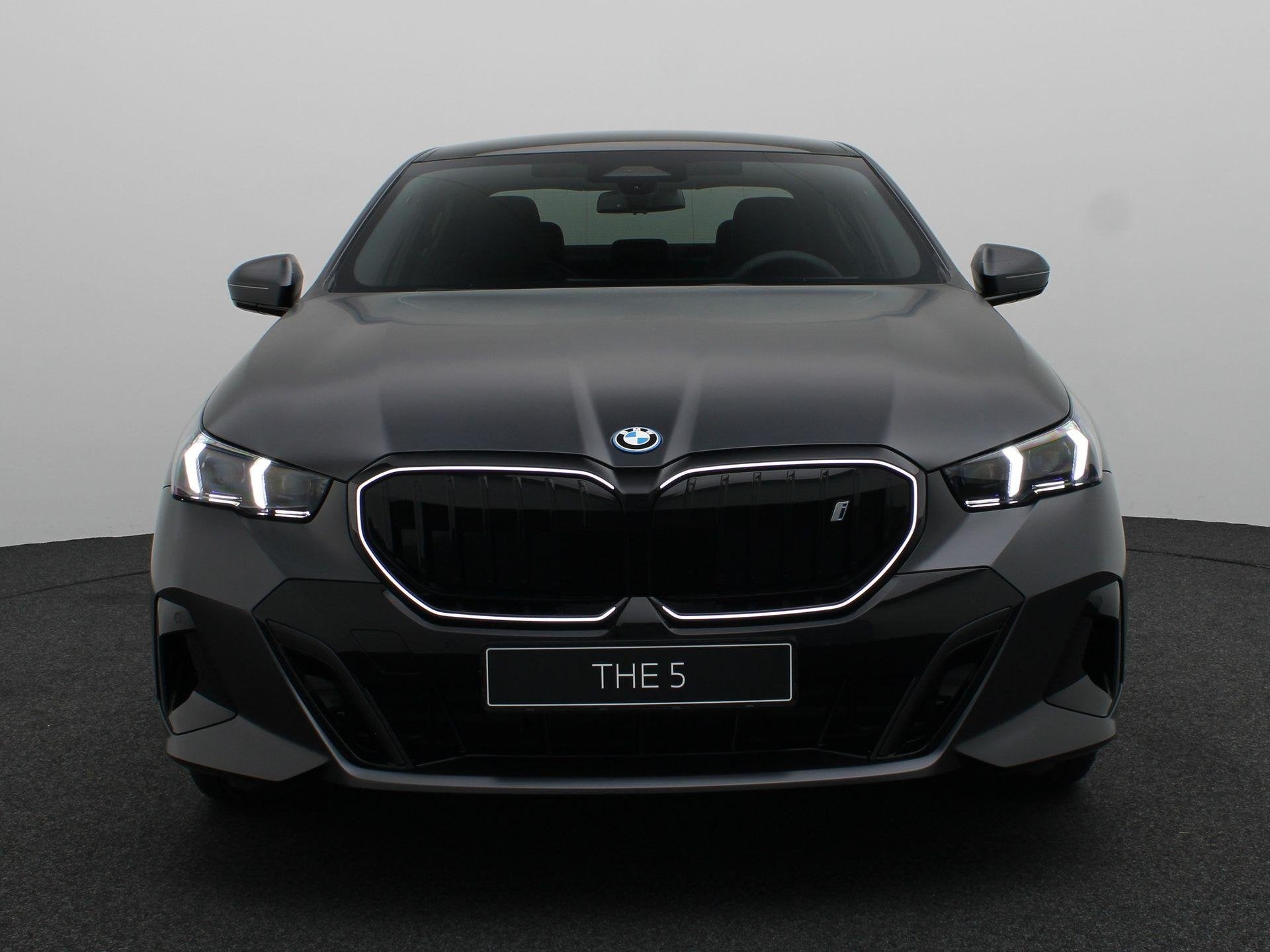 BMW i5 eDrive40 | M Sportpakket Pro | Travel Pack | Trekhaak, Auto's, Automaat, 2095 kg, Achterwielaandrijving, 510 min
