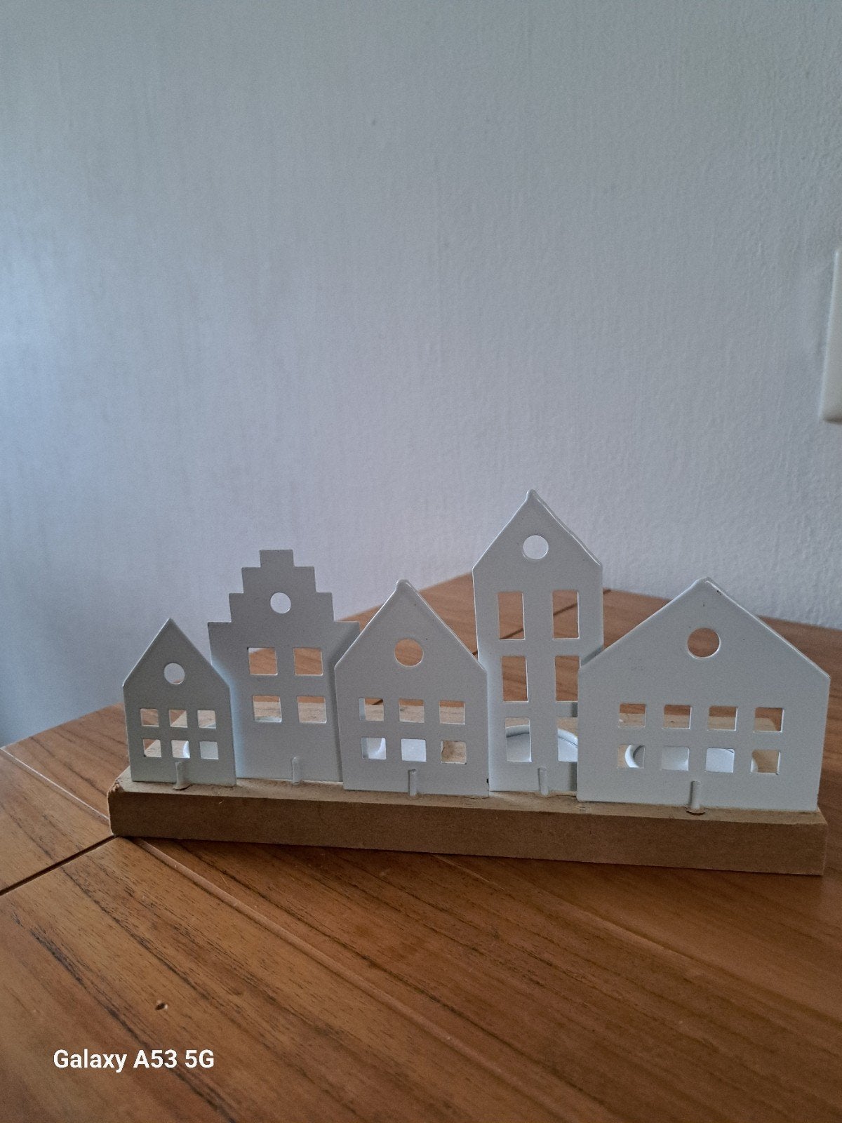 Witte huisjes waxinelichthouder op houten plank, Gebruikt, Wit, Waxinelichthouder, Ophalen of Verzenden
