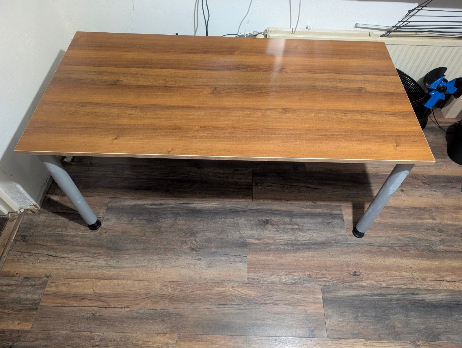 Bureau met houtlook blad en grijze metalen poten, Huis en Inrichting, Ophalen of Verzenden, Gebruikt, Bruin, Hout