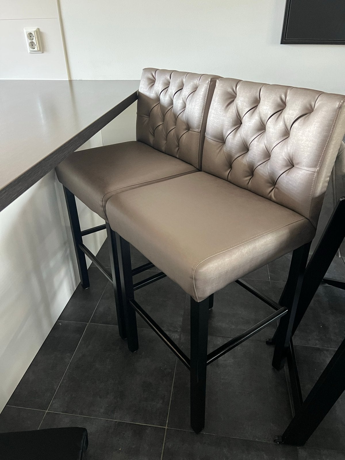 Set van 2 luxe barkrukken met rugleuning, Huis en Inrichting, Ophalen, Gebruikt, Met voetsteun, Leer