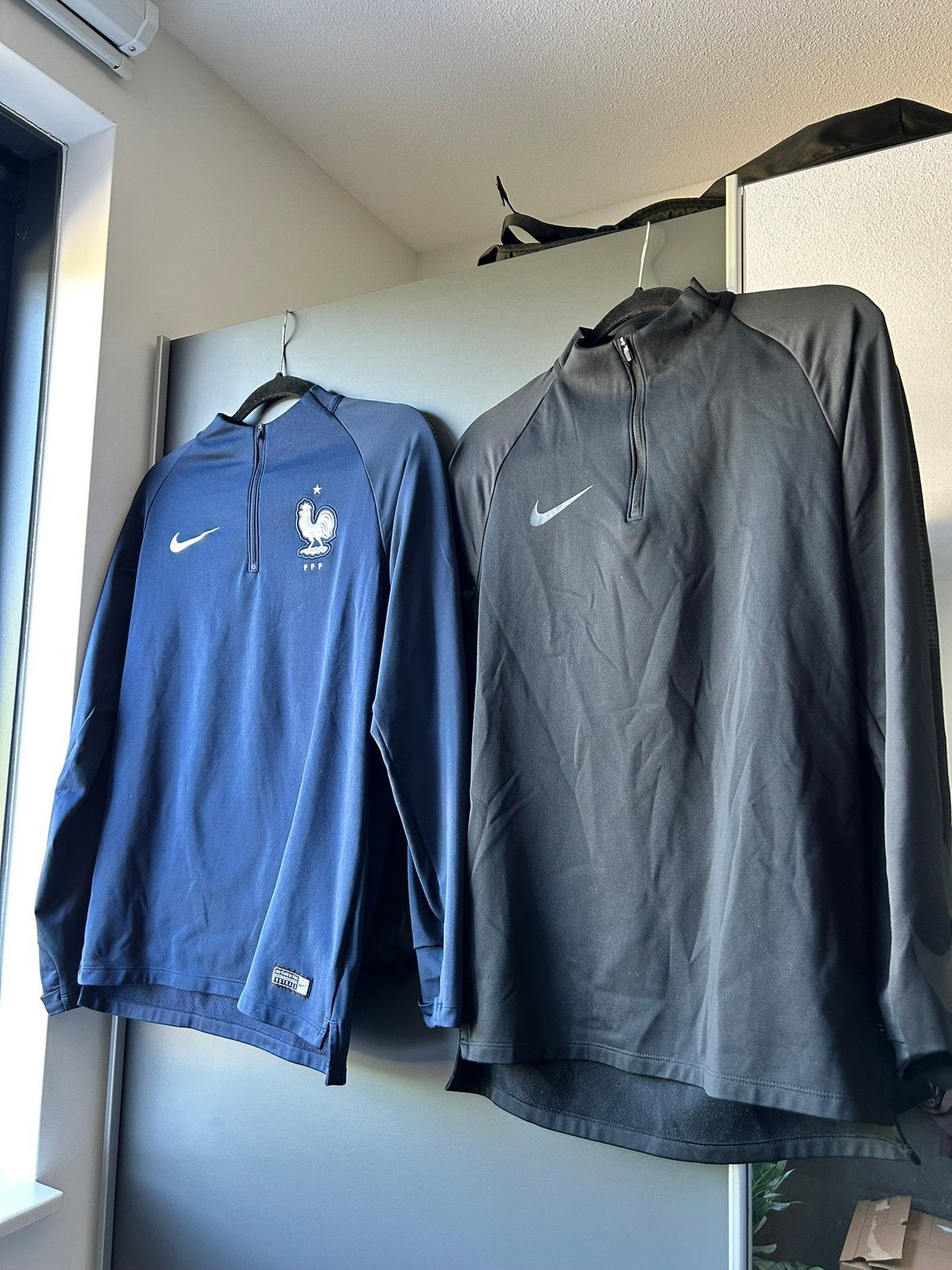 2x trainingsshirts Nike maat S donkerblauw/zwart maat S, Zwart, Ophalen of Verzenden, Zo goed als nieuw, Voetbal