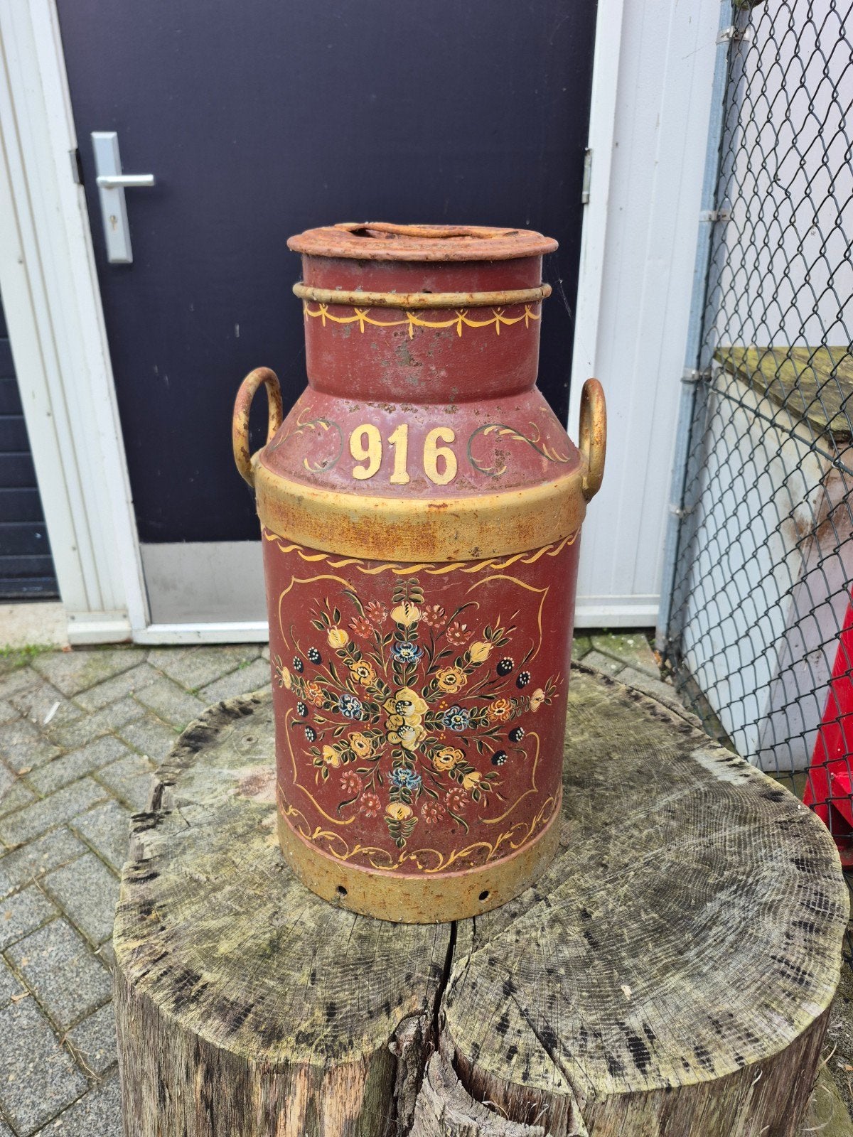 Antieke gedecoreerde melkbus, rood met bloemen, Ophalen