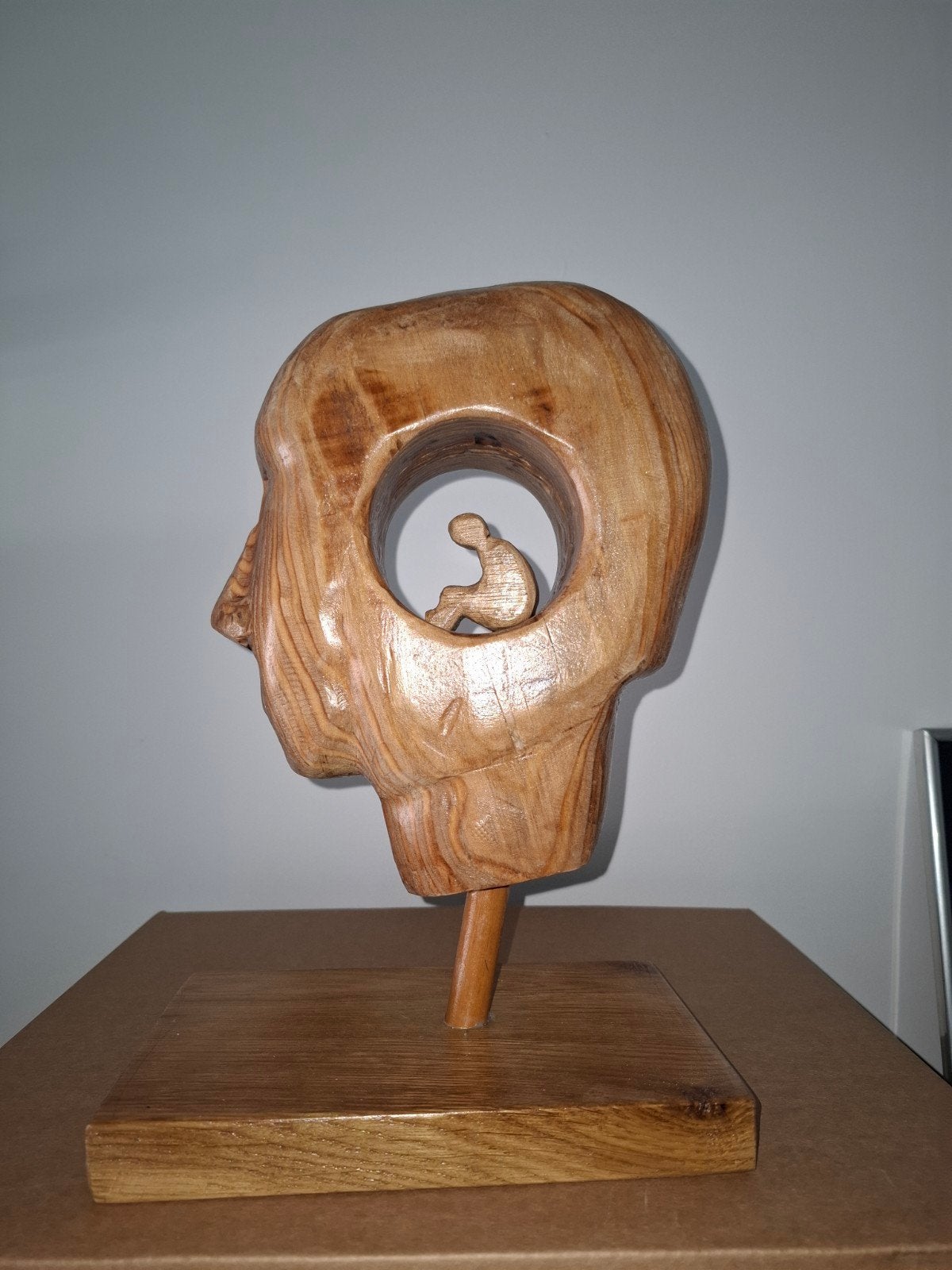 Houten sculptuur 'Hoofd met figuur', Antiek en Kunst, Kunst | Beelden en Houtsnijwerken, Ophalen of Verzenden, 20 - 50 cm, Beeld