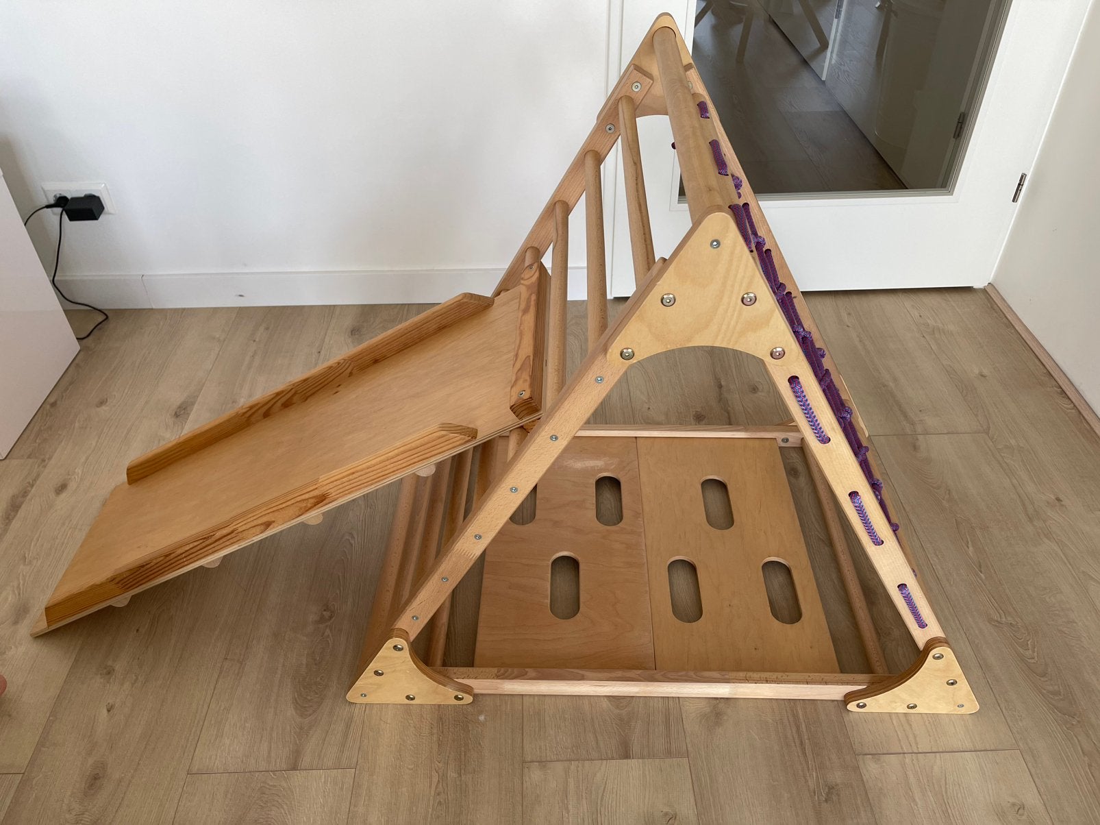 Houten Montessori klimdriehoek met glijbaan – draaibaar, Ophalen, Gebruikt
