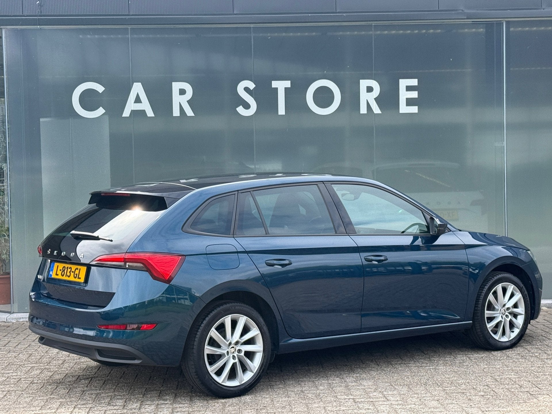 Skoda Scala 1.0 TSI 110PK DSG SPORT PANO|NAVI|CAMERA|CARPLAY, Gebruikt, Blauw, 620 kg, 49 €/maand