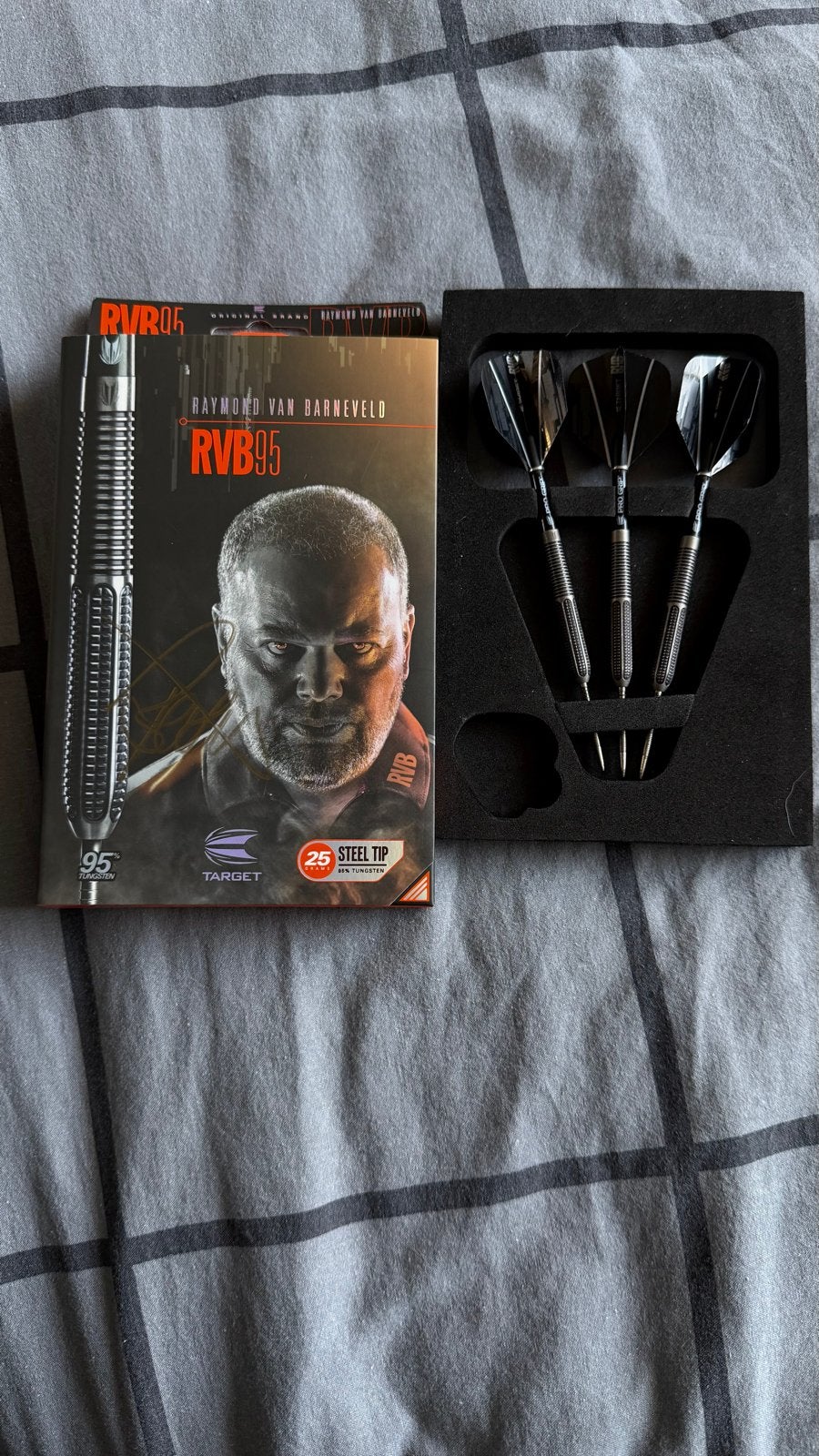 Gesigneerde Raymond van Barneveld RVB95 Gen 1 25g, Sport en Fitness, Ophalen of Verzenden, Zo goed als nieuw, Pijlen
