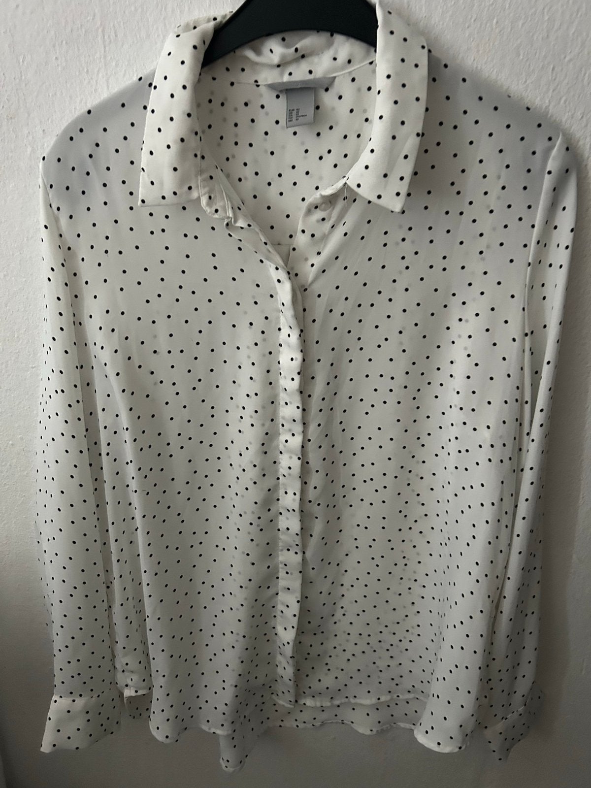 Witte blouse met zwarte stippen - H&M, Kleding | Dames, Ophalen of Verzenden, Gedragen, Maat 42/44 (L), Wit