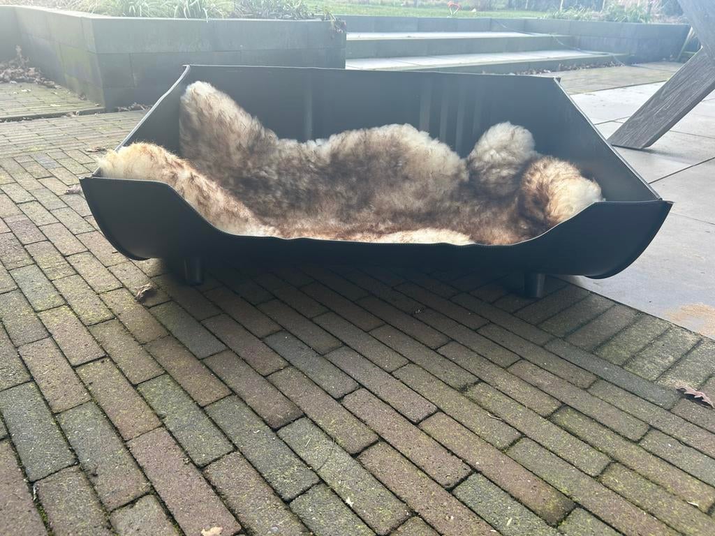 Stoere hondenmand van metalen vat + schapenvacht, Dieren en Toebehoren, Ophalen, Overige