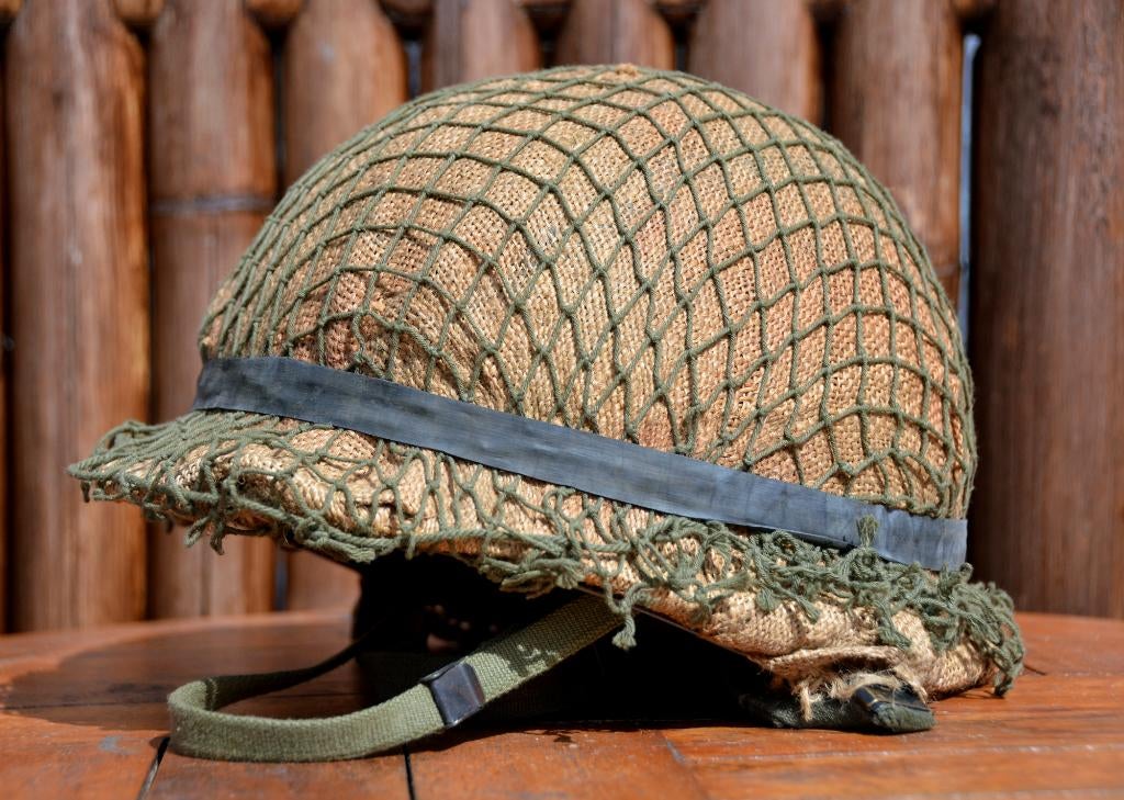 Vintage Legerhelm met Net en binnenwerk, Verzamelen, Militaria | Algemeen, Ophalen, Landmacht, Nederland, Helm of Baret