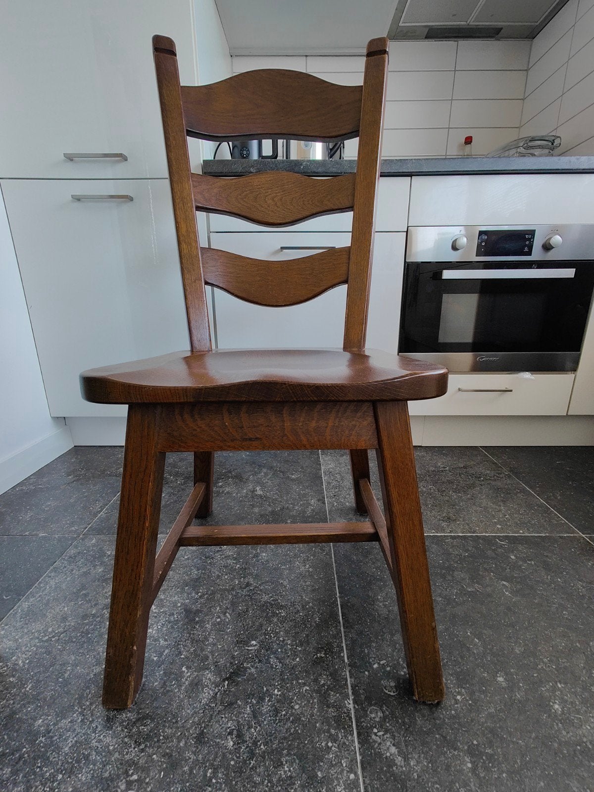Eikenhouten stoel van Oirschotse Meubelmakerijen, Antiek en Kunst, Antiek | Meubels | Stoelen en Banken, Ophalen of Verzenden