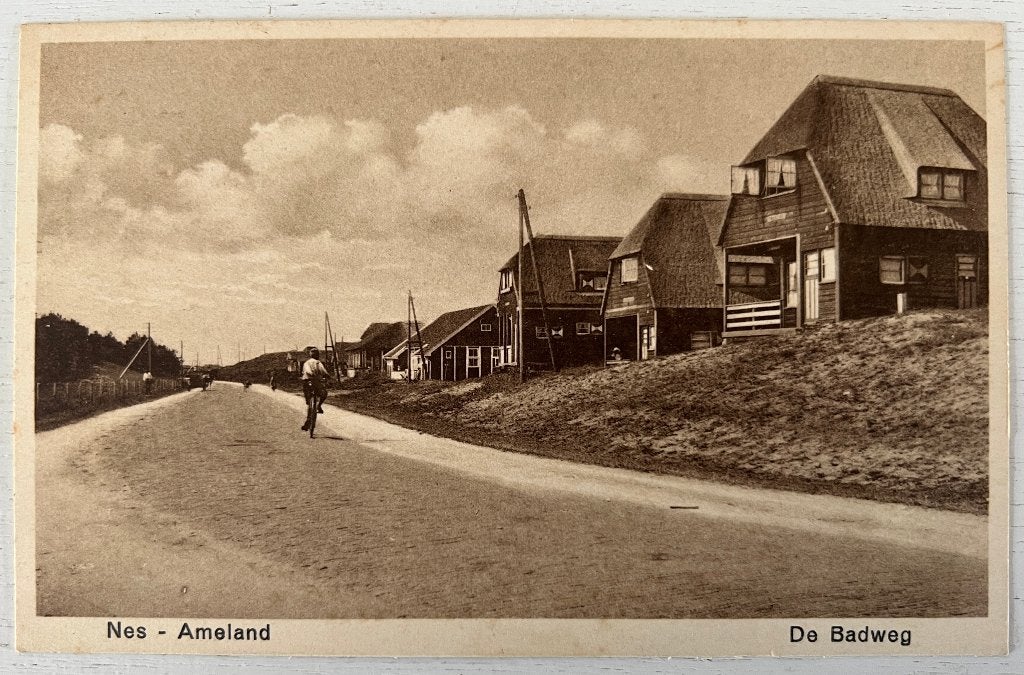 Oude Ansichtkaart  - Ameland  Nes  - De Badweg, Ophalen of Verzenden, 1920 tot 1940, Gelopen, Waddeneilanden