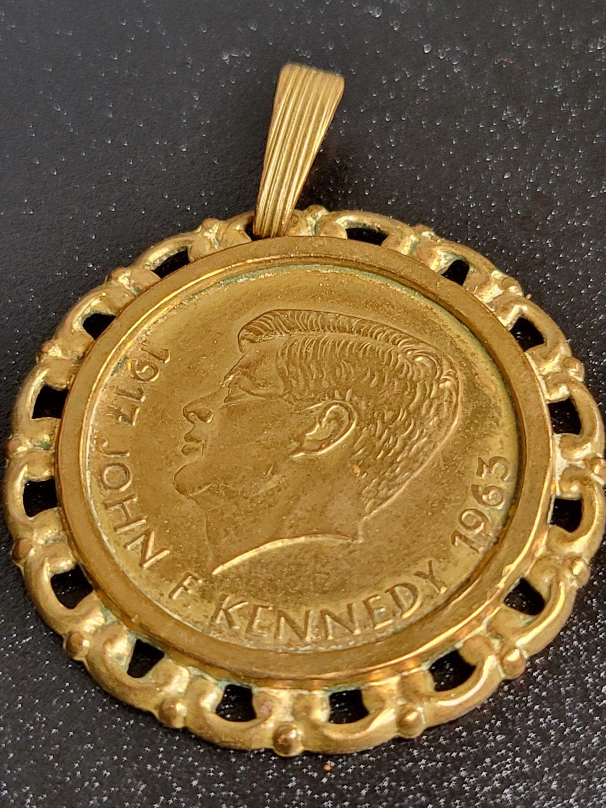 Vintage JFK John F. Kennedy herdenkingshanger / penning jare, Ophalen of Verzenden, Overige soorten, Amerika