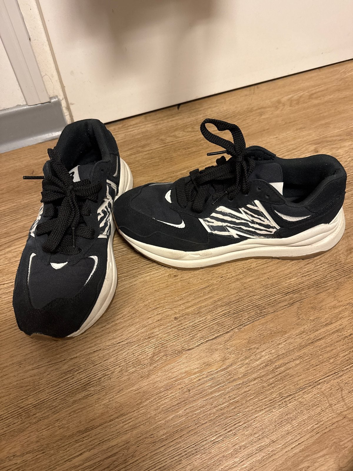 New Balance 57/40 Sneakers Zwart/Wit - Maat 40, Kleding | Dames, Schoenen, Ophalen, Zo goed als nieuw, Zwart, Sneakers of Gympen