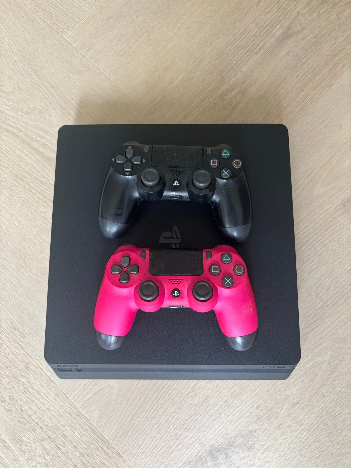 PlayStation 4 Slim 1TB met 2 controllers, Gebruikt, Met 2 controllers, Ophalen of Verzenden, 1 TB