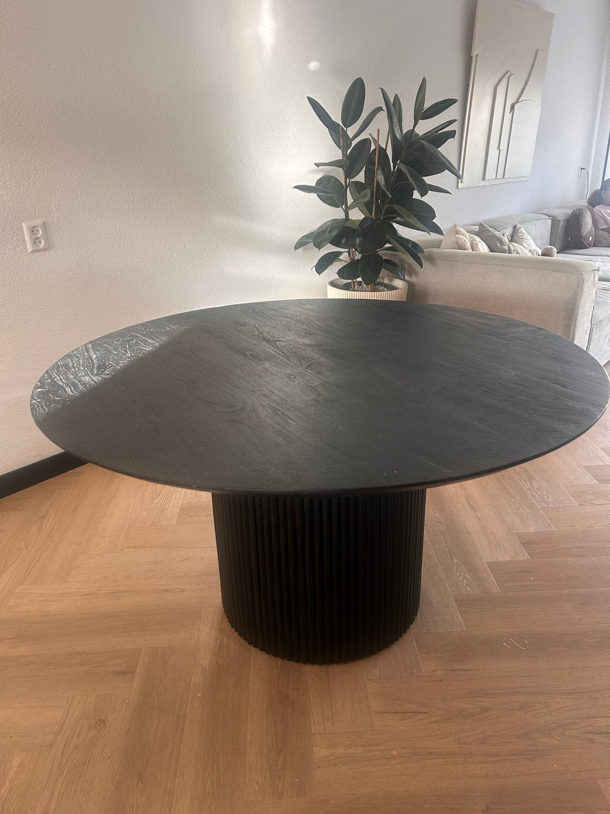 NOUS living eettafel, ø 140cm, lattenstructuur poot, Huis en Inrichting, Ophalen, 100 tot 150 cm, Rond, Zo goed als nieuw
