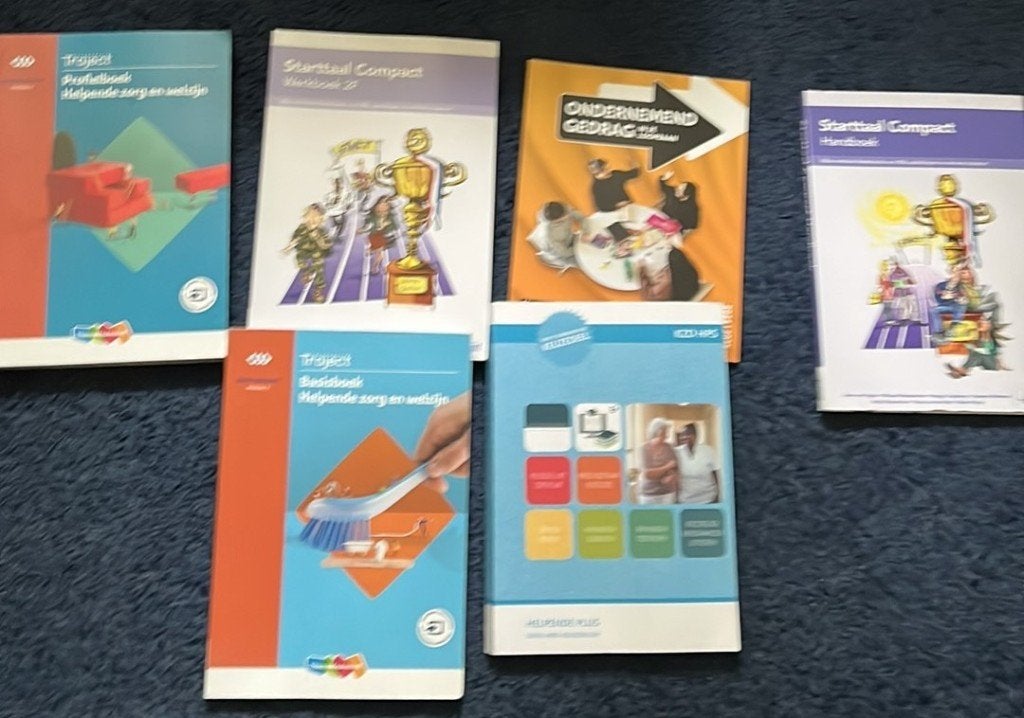 Studieboeken Helpende Niveau 2 Verzorgende, Boeken, VMBO, Diverse auteurs, Ophalen of Verzenden, Zo goed als nieuw
