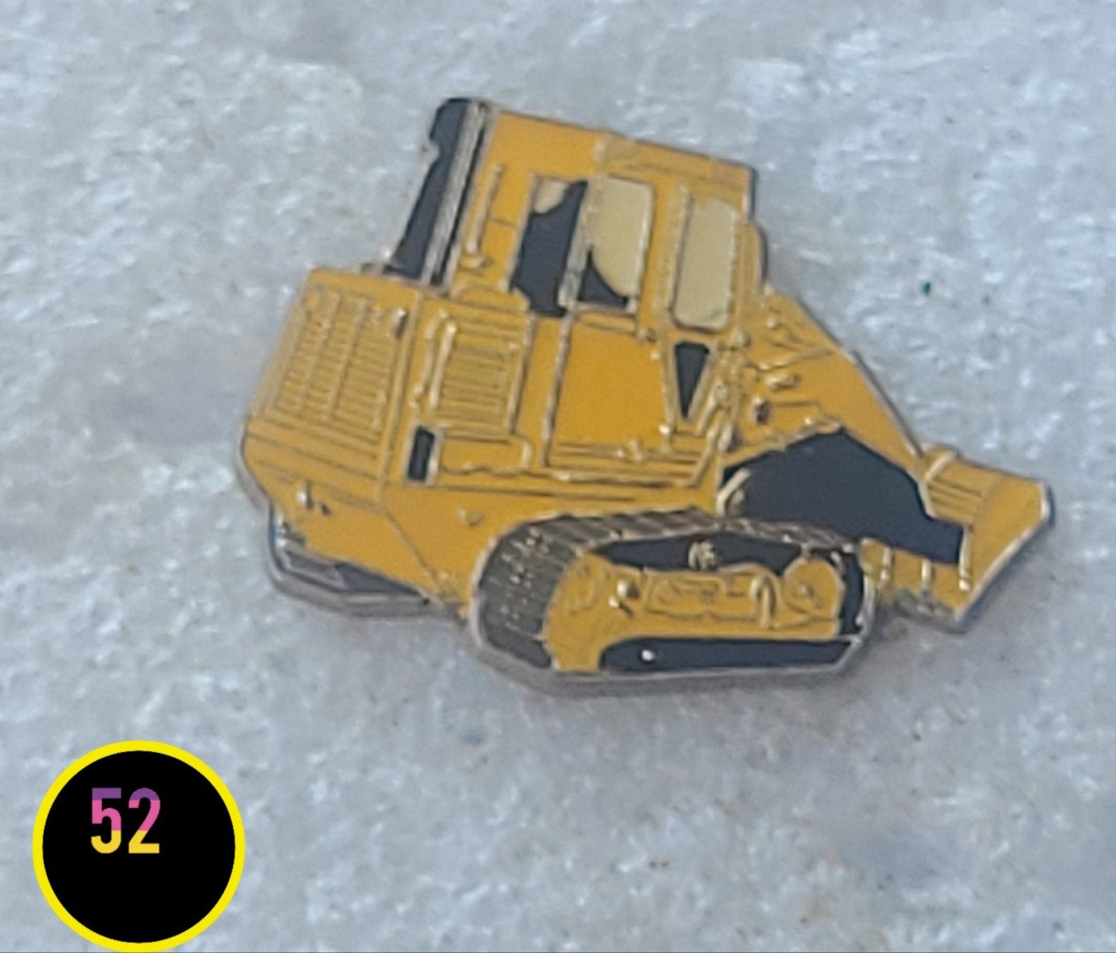 Vintage Pin Bulldozer - Gele Graafmachine Speld, Verzamelen, Speldjes, Pins en Buttons, Verzenden, Gebruikt, Transport, Speldje of Pin