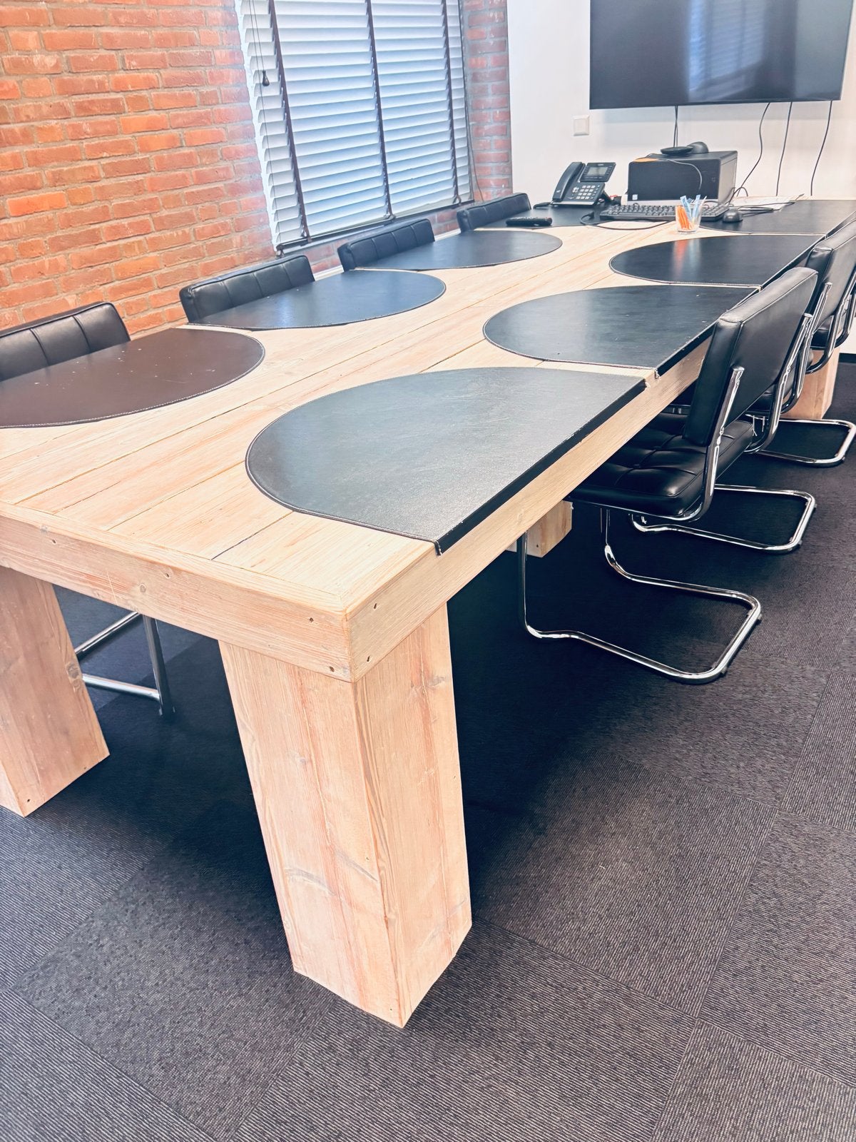 Robuuste vergadertafel van eikenhout met leren inleg, Huis en Inrichting, Tafels | Eettafels, Ophalen, 100 tot 150 cm, Eikenhout