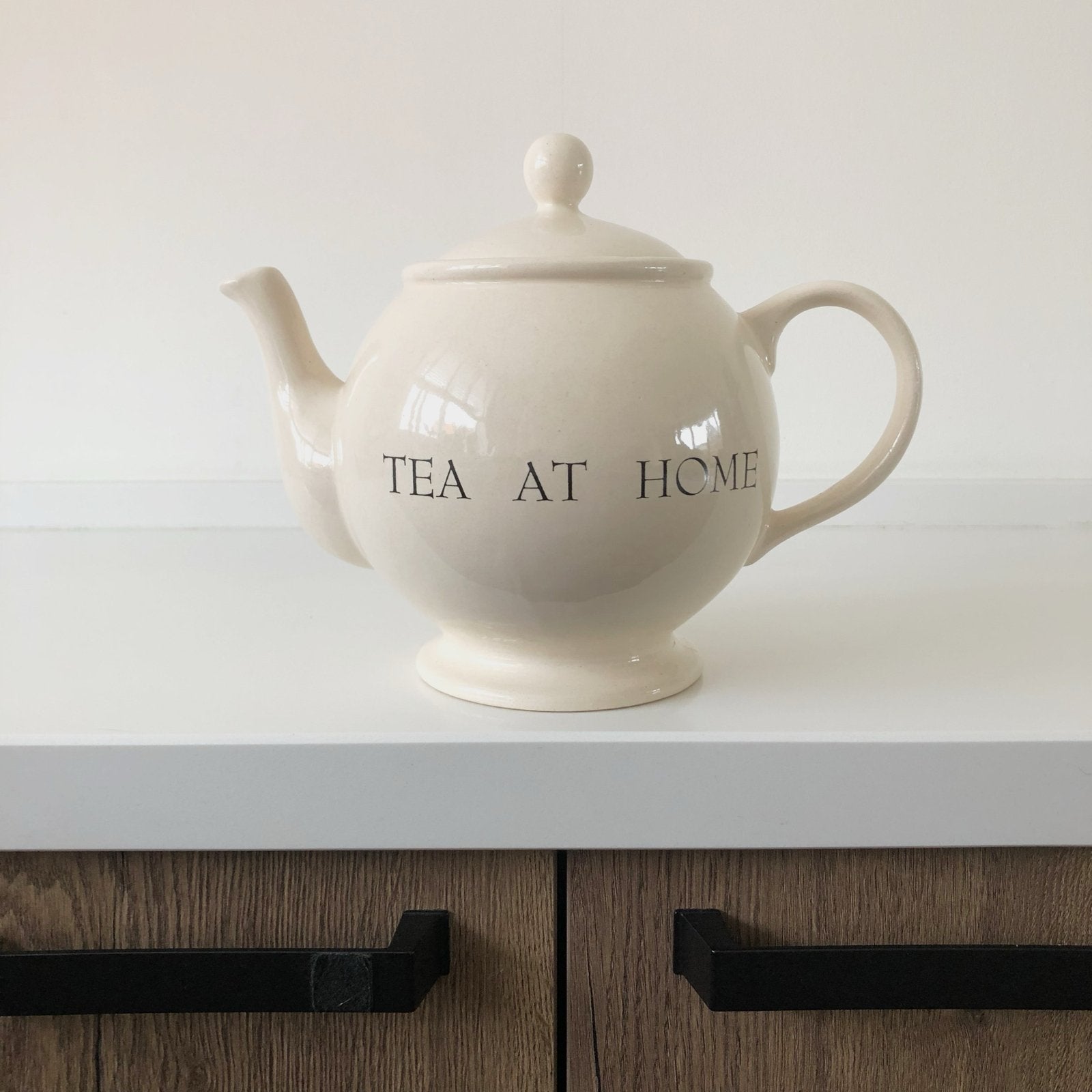 Riviera Maison Theepot "Tea at Home" - Zo goed als nieuw, Ophalen of Verzenden, Zo goed als nieuw, Steen/keramiek, Riviera Maison