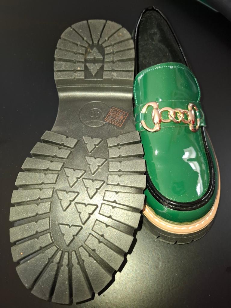 Groene lak instappers met gouden ketting, Kleding | Dames, Schoenen, Zo goed als nieuw, Instappers, Groen, Ophalen of Verzenden